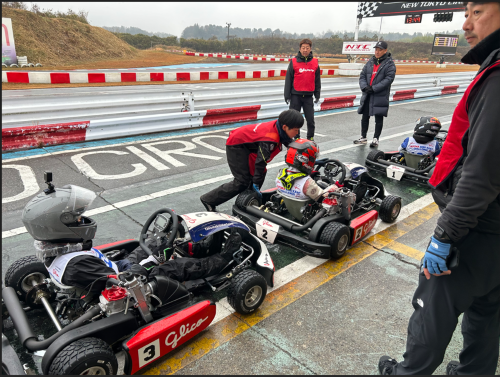 カートに乗る児玉 惺七さん